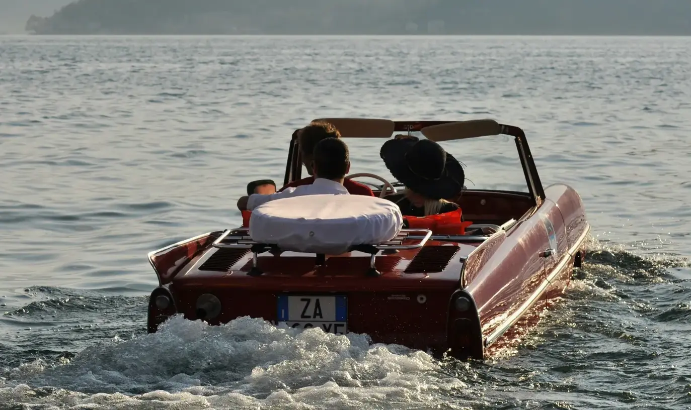 Model van een automerk in de hero van de website